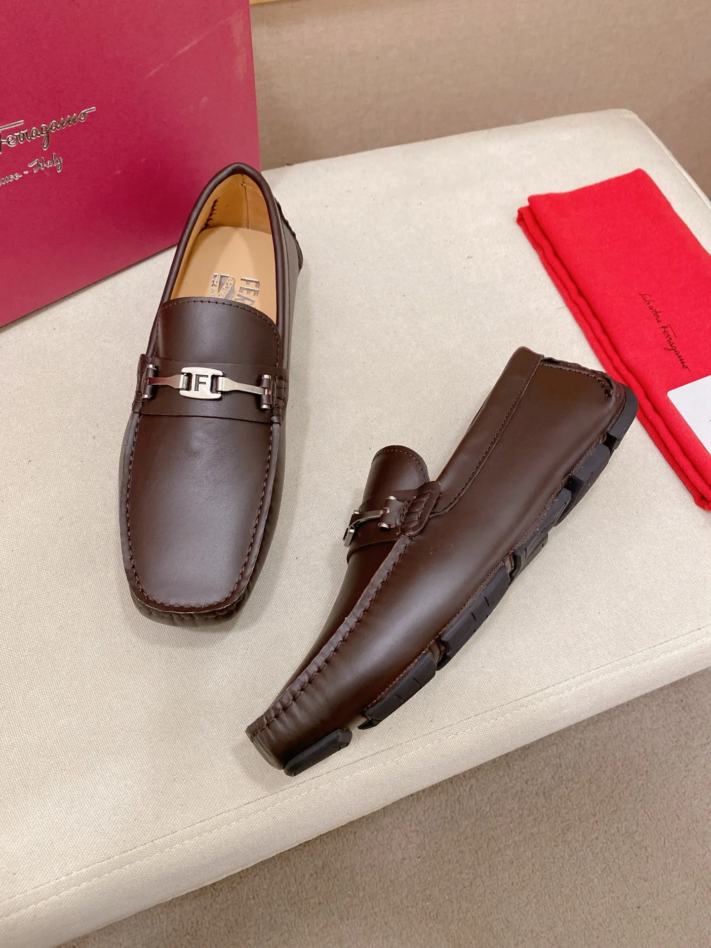 Factory price: 540💰High-end quality! Ferragamo🆕🆕Exclusive hot-selling products in stock🔥🔥New products on the shelves, high-quality Ferragamo men's pea shoes, high-end casual driving shoes, with complete packaging! 💪 💪 Material: imported first-layer cowhide 🐂 + imported high-quality water-dyed cowhide lining + wear-resistant outsole 👍🏻👍🏻 Features: high-end and comfortable, purely handmade 🚀 🚀 Create the perfect shoe that suits you best 🔥 🔥 Size: (38-44) 45 standard size can be customized!